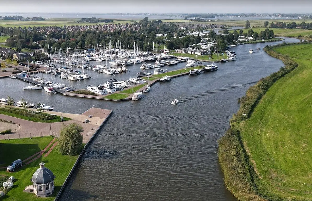 Luchtfoto jachthaven Aquacamping de Rakken