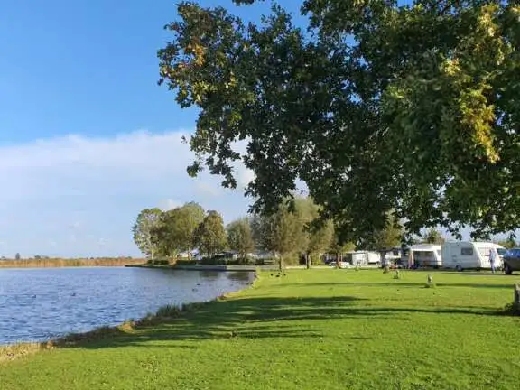 Kamperen aan het water in Friesland De Rakken Woudsend