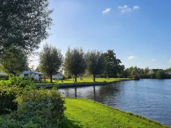 Kamperen aan het water in Friesland Woudsend De Rakken